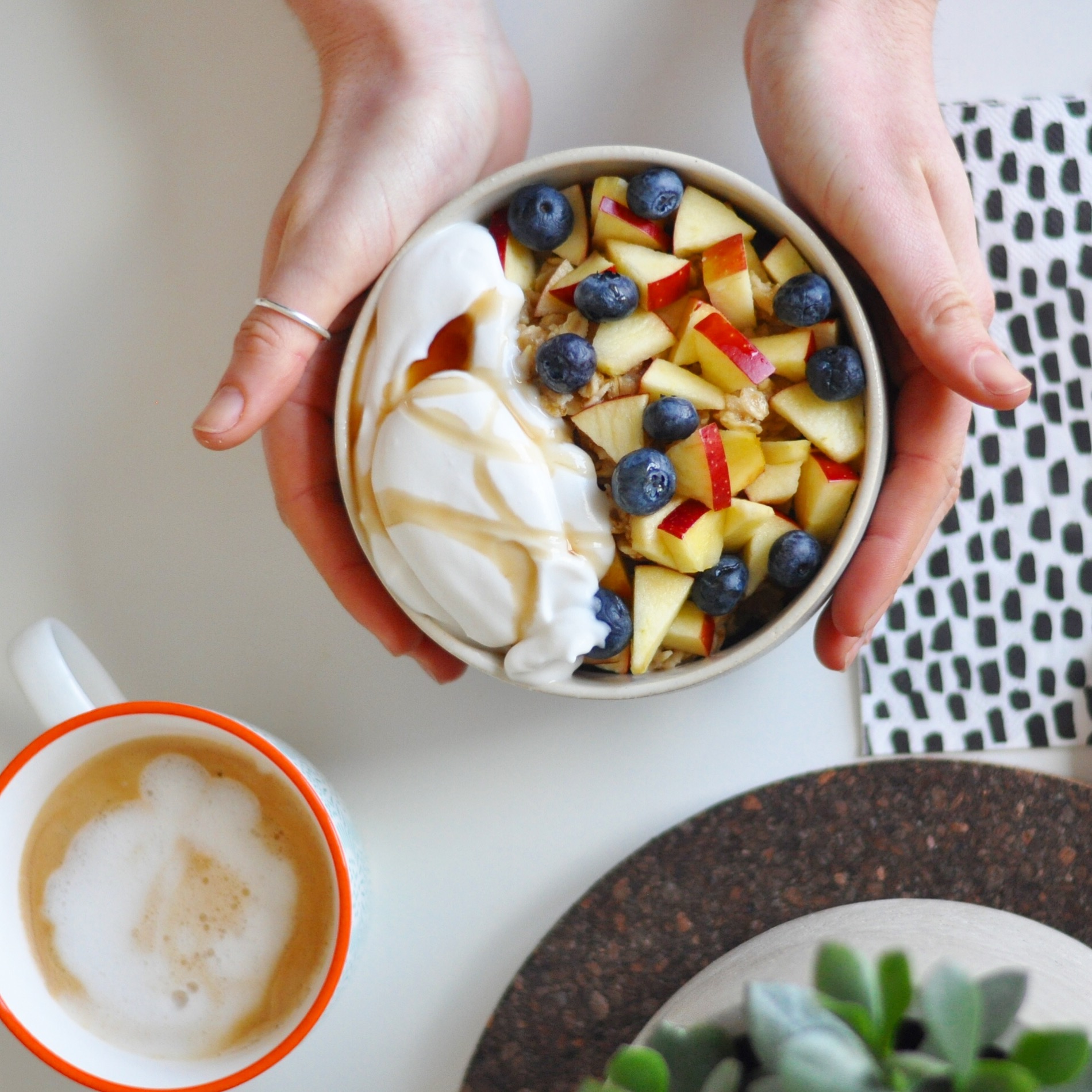 Porridge with coconut yoghurt and fresh fruits